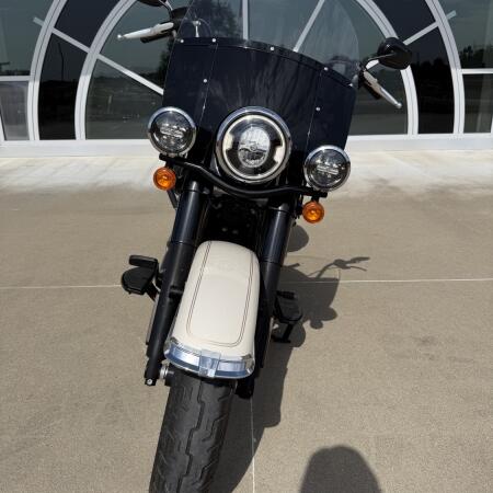 2022 Harley-Davidson® Heritage Classic 114 White Sand Pearl thumb 0