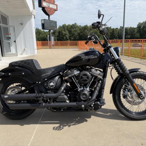 2018 Harley-Davidson® Street Bob® Vivid Black thumb 3
