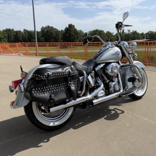 2011 Harley-Davidson® Heritage Softail® Classic Brilliant Silver thumb 2