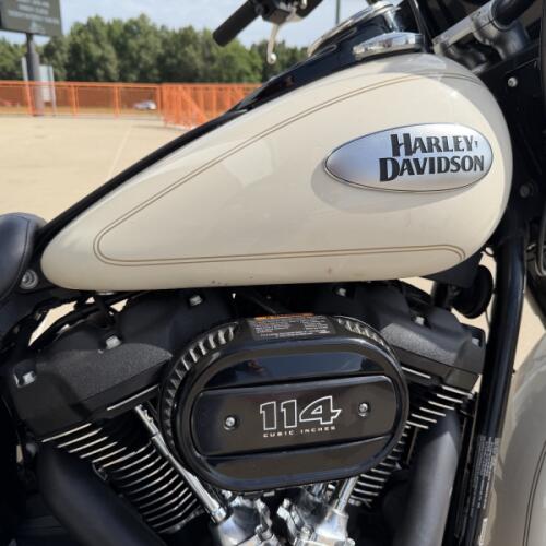 2022 Harley-Davidson® Heritage Classic 114 White Sand Pearl thumb 1