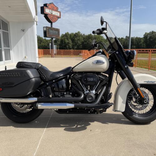 2022 Harley-Davidson® Heritage Classic 114 White Sand Pearl thumb 3