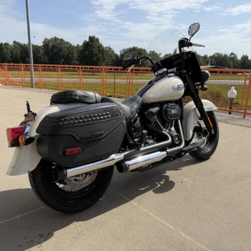2022 Harley-Davidson® Heritage Classic 114 White Sand Pearl thumb 2