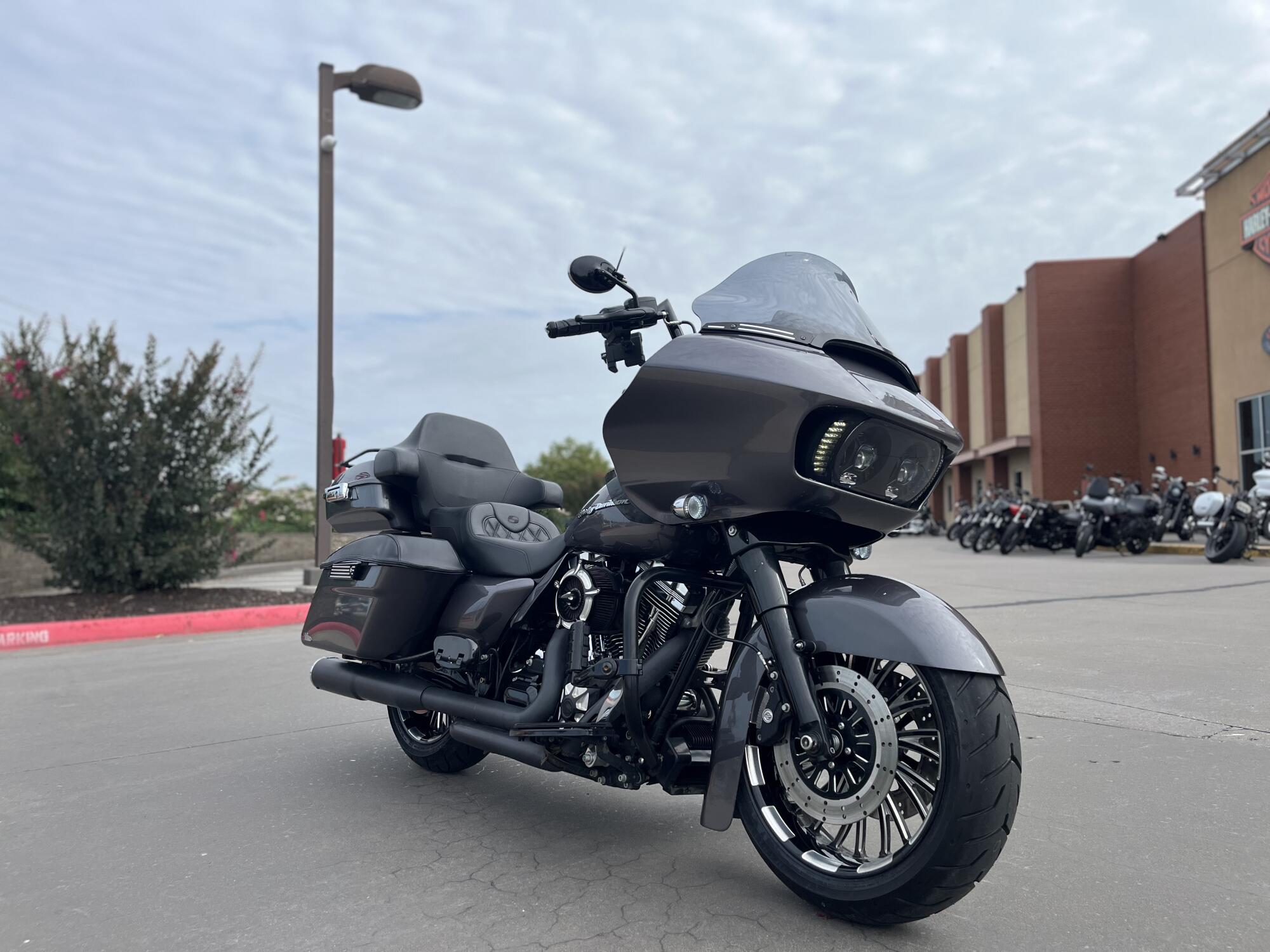 2016 Harley-Davidson® FLTRX  Road Glide® Charcoal Pearl 677120