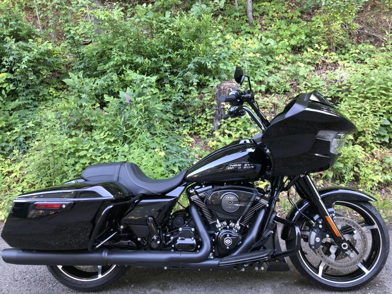 2024 Harley-Davidson® Road Glide™ Vivid Black - Black Finish