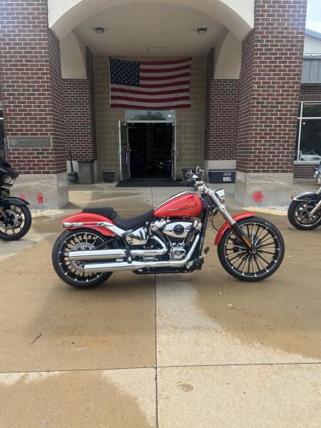 2026 Harley-Davidson® Breakout® Blood Orange Chrome Trim