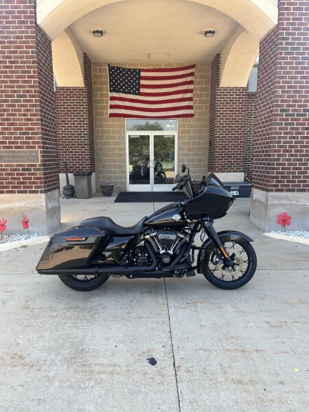 2021 Harley-Davidson® Road Glide® Special Vivid Black - Black Finish