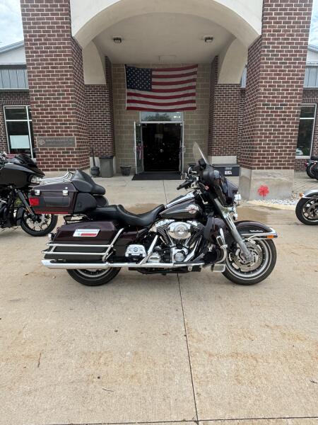 2006 Harley-Davidson® Electra Glide® Ultra Classic® Two-Tone Black Cherry Pearl and Black Pearl