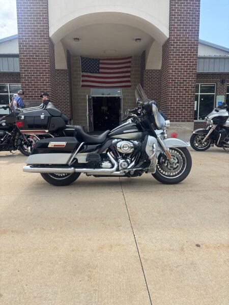 2012 Harley-Davidson® Electra Glide® Ultra Limited Two-Tone Midnight Pearl/Brilliant Silver