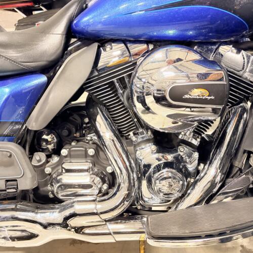 2014 FLHTK Harley-Davidson® Ultra Limited DAYTONA BLUE thumb 3
