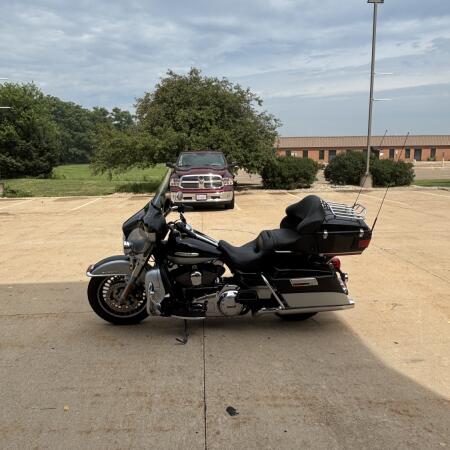 2012 Harley-Davidson® Electra Glide® Ultra Limited Two-Tone Midnight Pearl/Brilliant Silver thumb 0