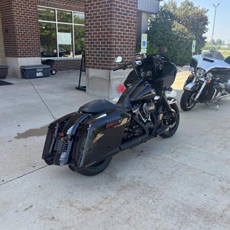 2021 Harley-Davidson® Road Glide® Special Vivid Black - Black Finish thumb 2