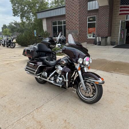 2006 Harley-Davidson® Electra Glide® Ultra Classic® Two-Tone Black Cherry Pearl and Black Pearl thumb 3