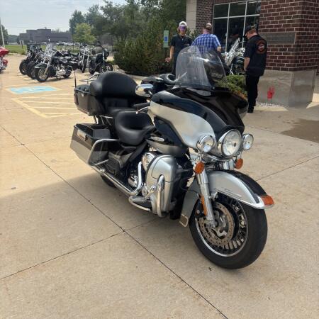 2012 Harley-Davidson® Electra Glide® Ultra Limited Two-Tone Midnight Pearl/Brilliant Silver thumb 3
