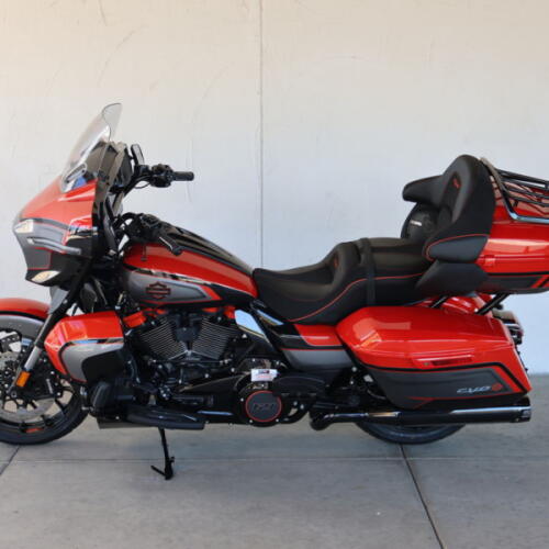 2026 Harley-Davidson® FLHXLSE CVO Street Glide Limited S953341 thumb 3