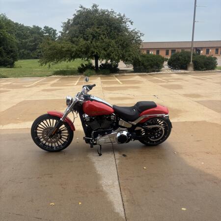 2026 Harley-Davidson® Breakout® Blood Orange Chrome Trim thumb 0