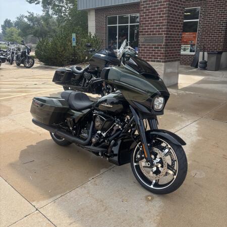 2026 Harley-Davidson® Street Glide® Olive Steel Metallic / Vivid Black Black Trim thumb 3