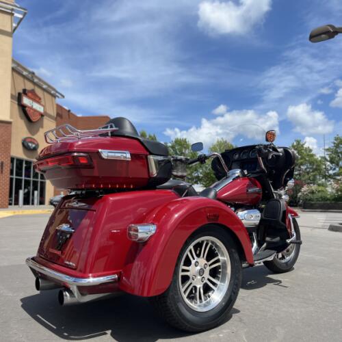 2021 Harley-Davidson® FLHTCUTG Tri Glide® Ultra Billiard Red 852990 thumb 2