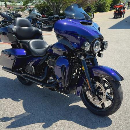 2020 Harley-Davidson® Ultra Limited – Black Option Zephyr Blue/Black Sunglo thumb 3