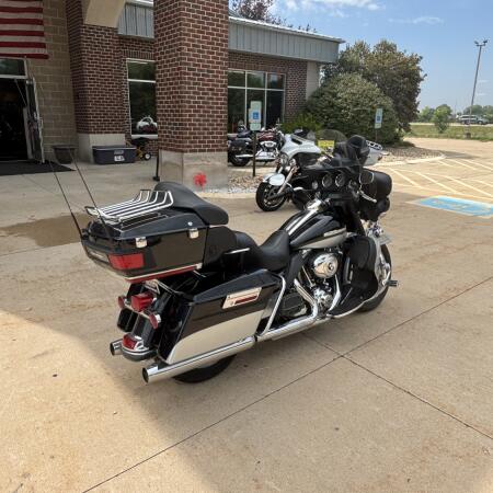 2012 Harley-Davidson® Electra Glide® Ultra Limited Two-Tone Midnight Pearl/Brilliant Silver thumb 2