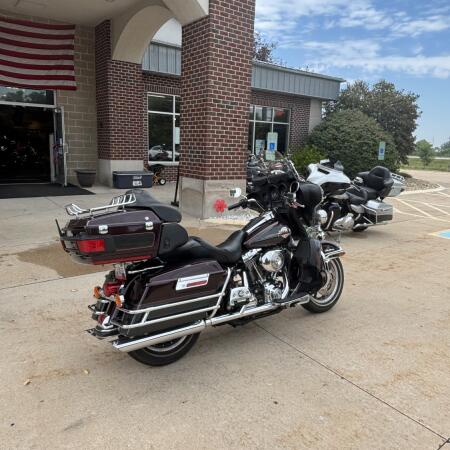 2006 Harley-Davidson® Electra Glide® Ultra Classic® Two-Tone Black Cherry Pearl and Black Pearl thumb 2