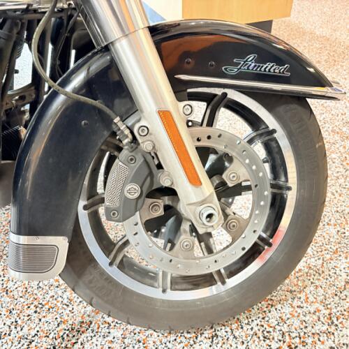 2014 FLHTK Harley-Davidson® Ultra Limited Charcoal Pear & Vivid Black thumb 2