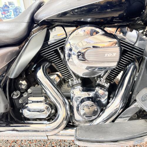 2014 FLHTK Harley-Davidson® Ultra Limited Charcoal Pear & Vivid Black thumb 3