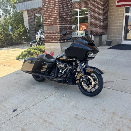 2021 Harley-Davidson® Road Glide® Special Vivid Black - Black Finish thumb 3