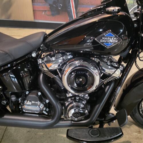 2026 Harley-Davidson® Heritage Classic FLHC thumb 2