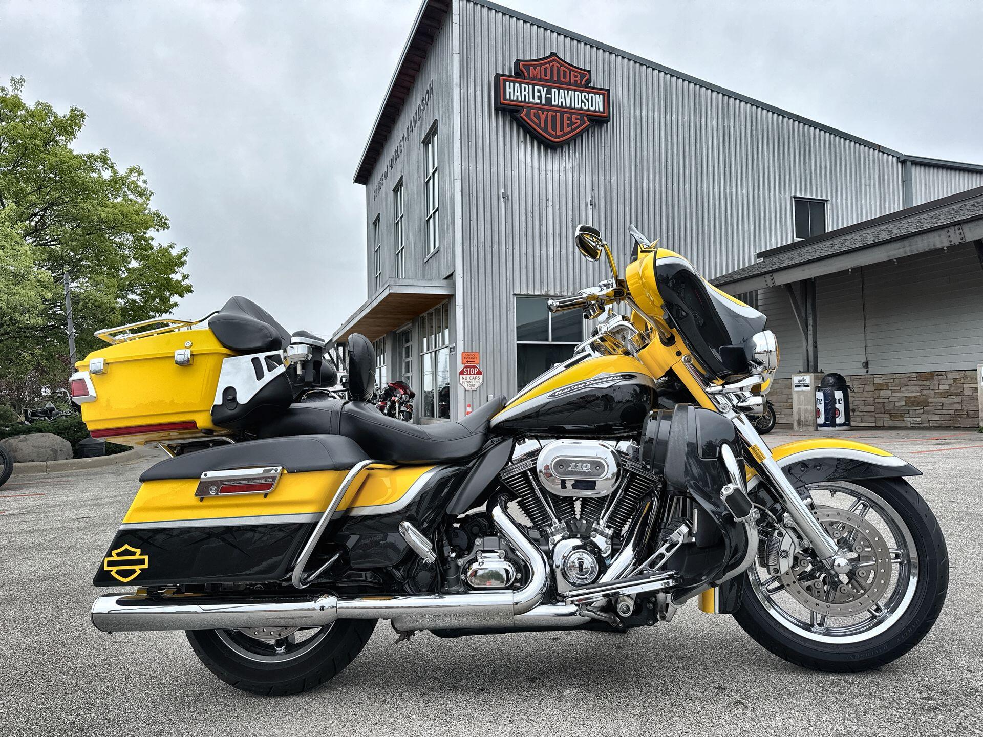 2012 Harley-Davidson® CVO™ Ultra Classic® Electra Glide® Crystal Citron & Diamond Dust with Big City