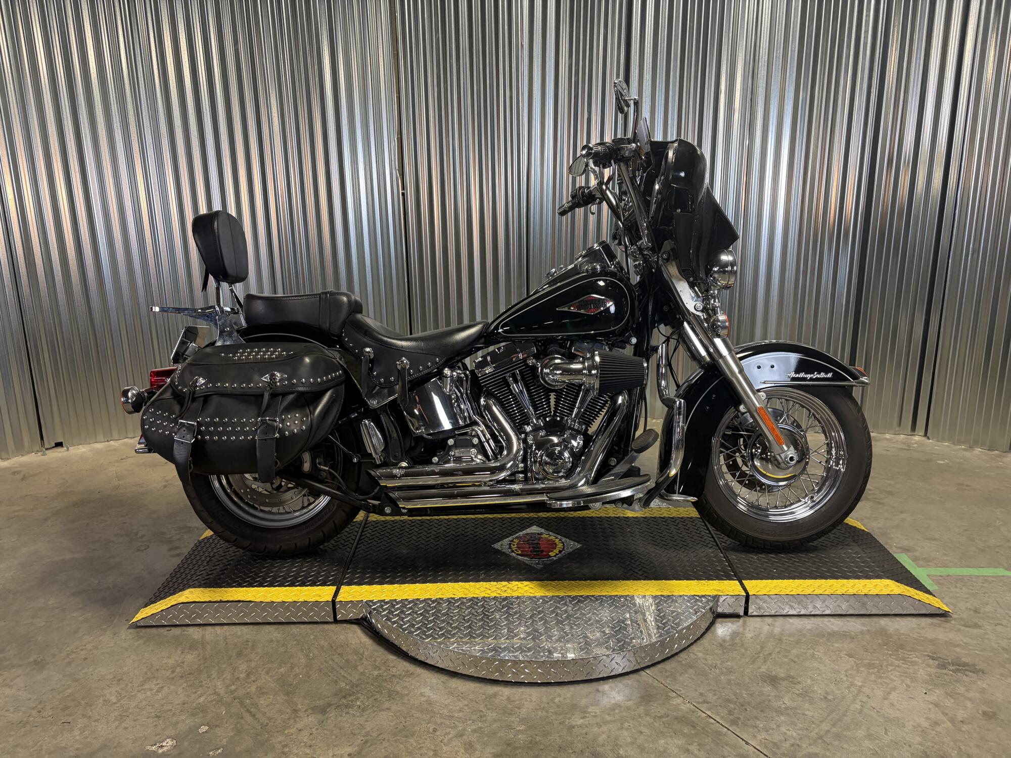 2014 Harley-Davidson® Heritage Softail® Classic BLACK W/ PINSTRIPE