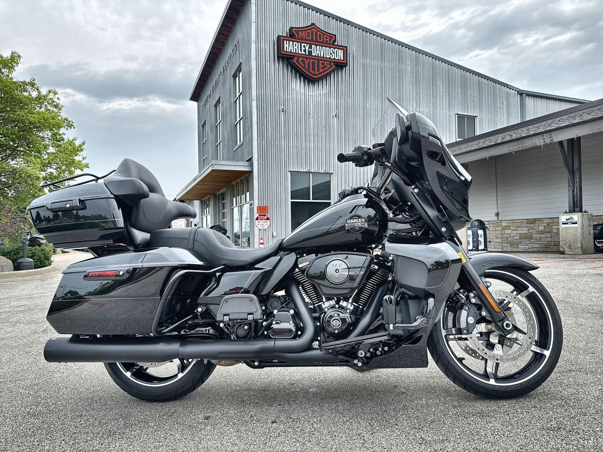 2025 Harley-Davidson® Street Glide® Ultra Vivid Black - Black Finish