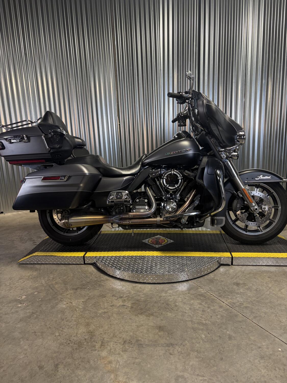 2017 Harley-Davidson® Ultra Limited CHR DNM/BLK DNM W/PINSTRIPE