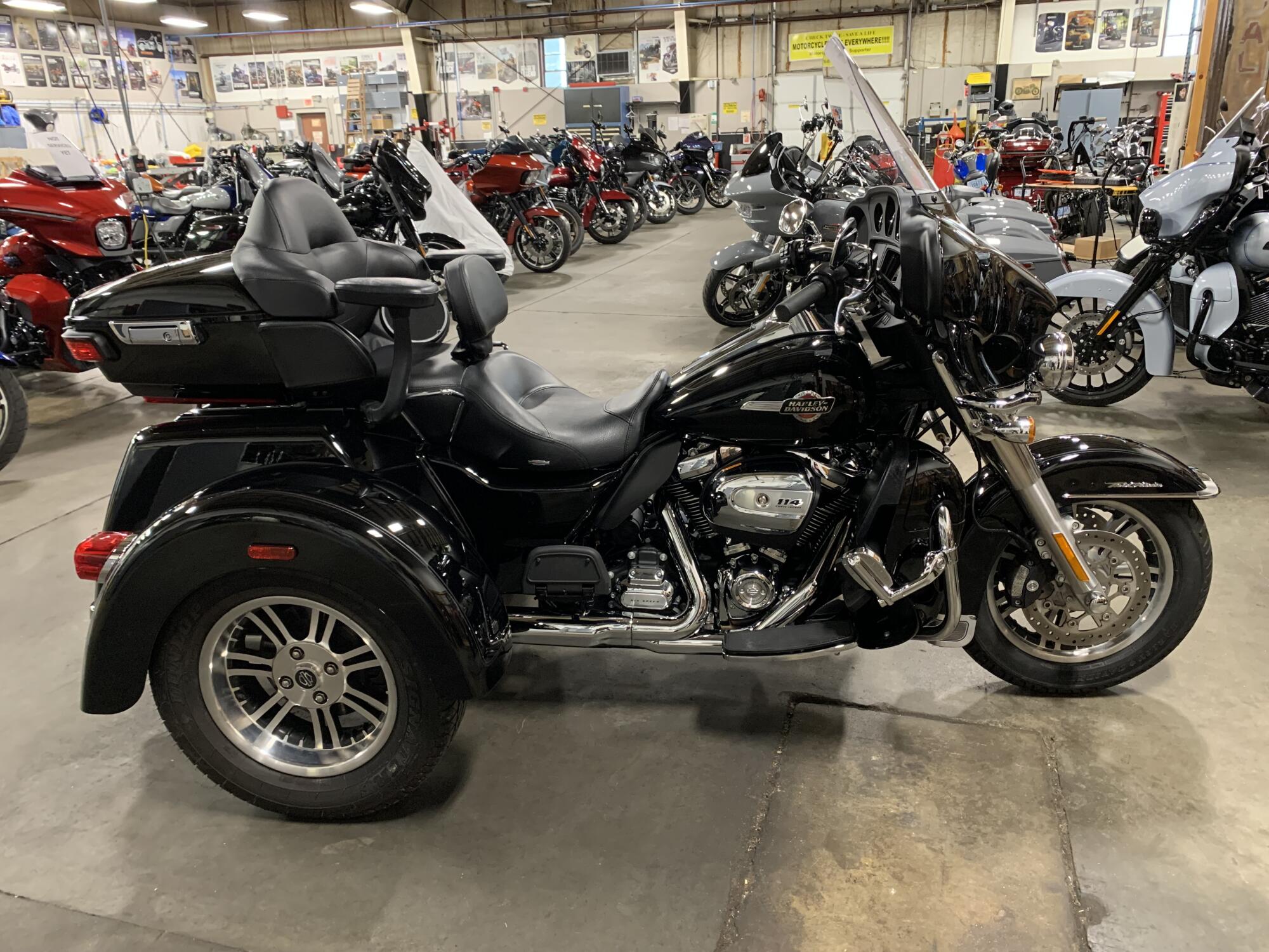 2023 Harley-Davidson® Tri Glide® Ultra Vivid Black