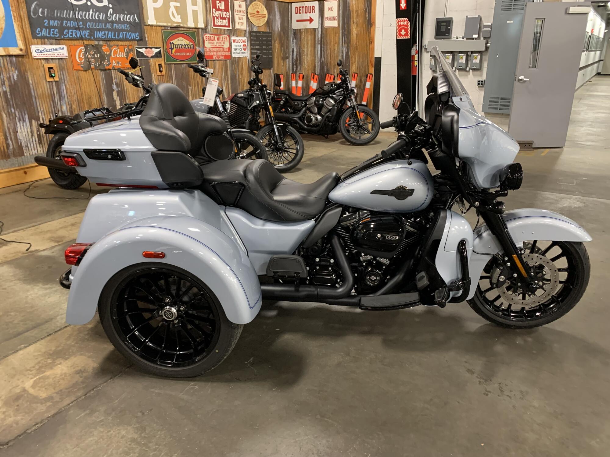 2025 Harley-Davidson® Tri Glide® Ultra Atlas Silver Metallic - Black Finish