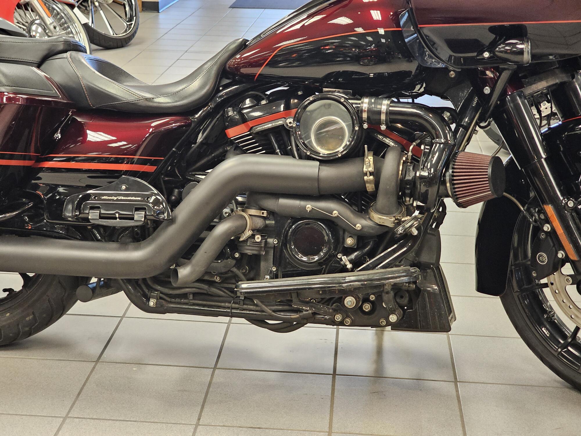 FLTRXSE 2018 CVO™ Road Glide®, photo 12