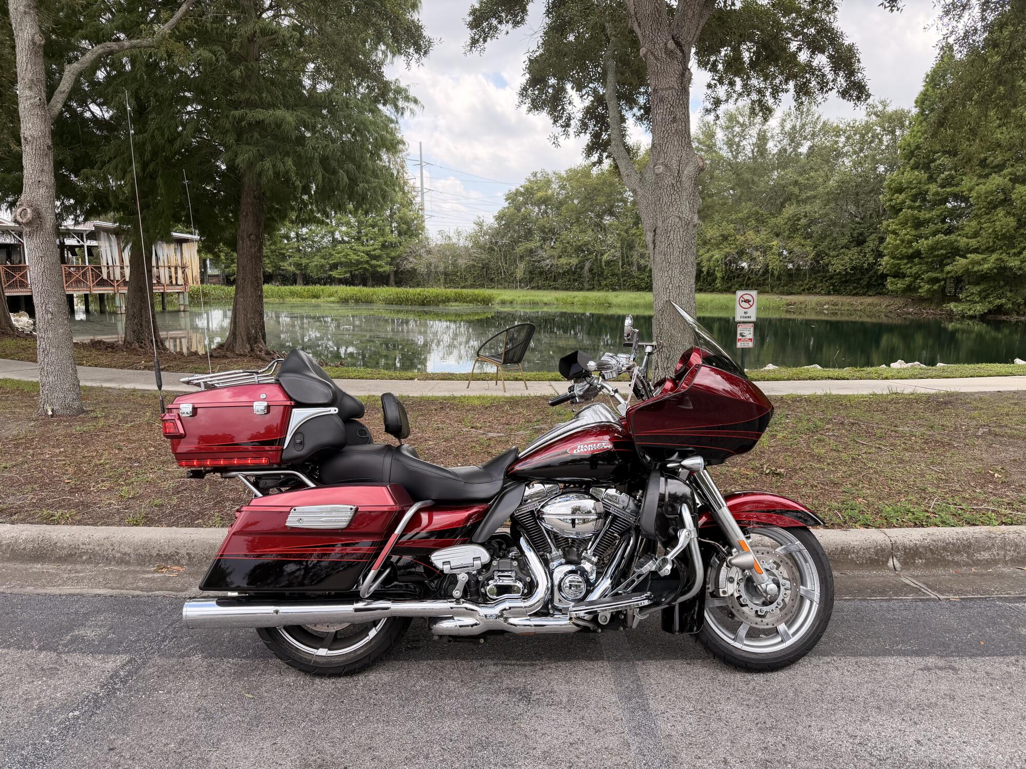 2011 Harley-Davidson® CVO™ Road Glide® Ultra Billiard Red/Vivid Black — Black Finish