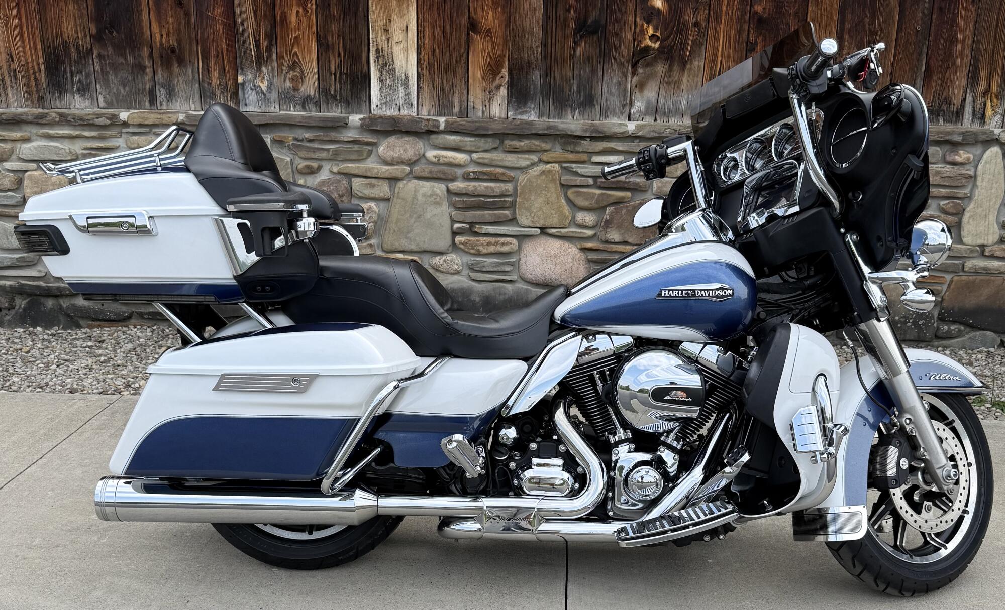 2015 Harley-Davidson® Electra Glide® Ultra Classic® Low Two-Tone White Hot Pearl/Blue Hot Pearl