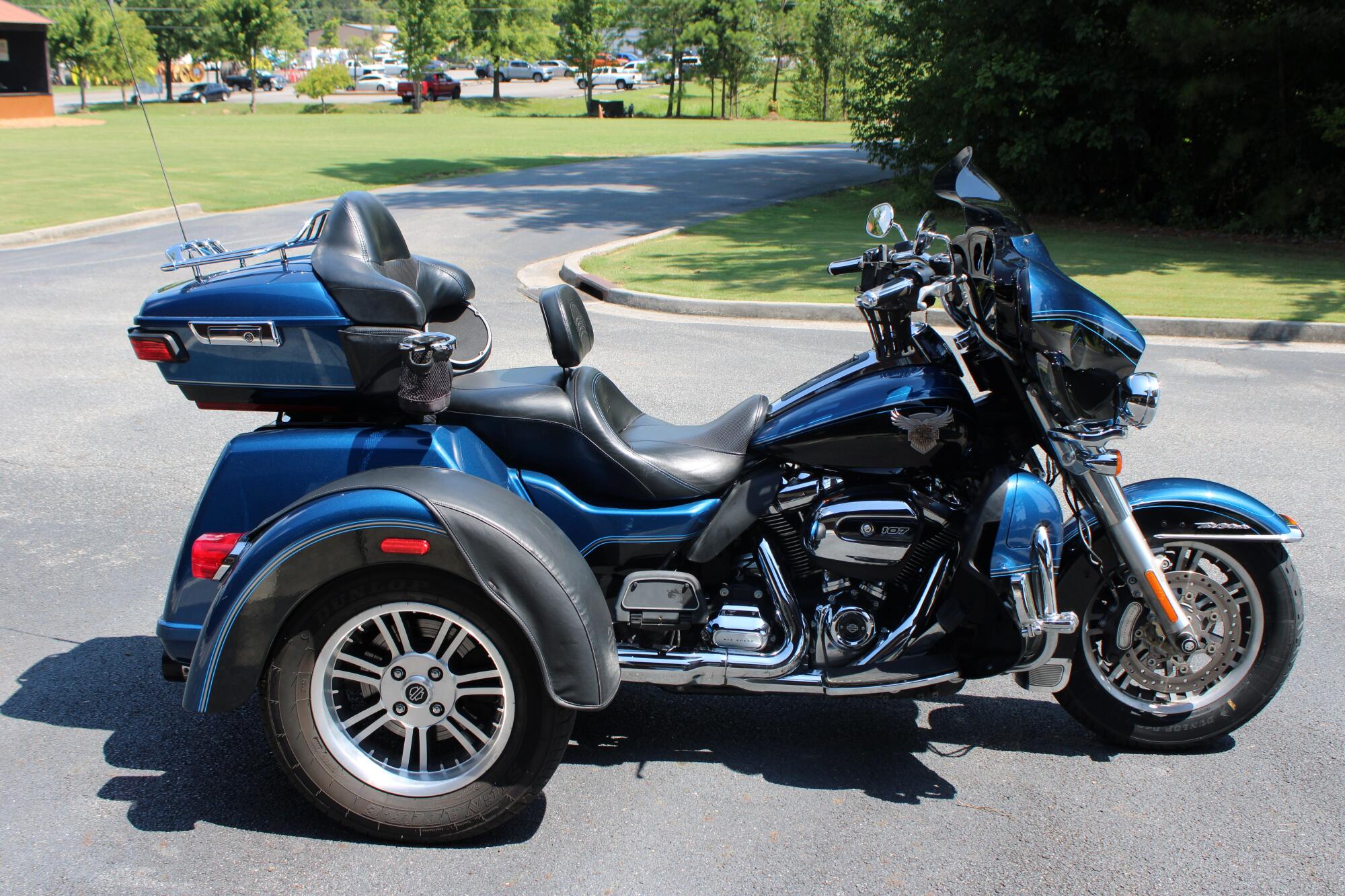 2018 Harley-Davidson® Tri Glide® Ultra Legend Blue/Vivid Black
