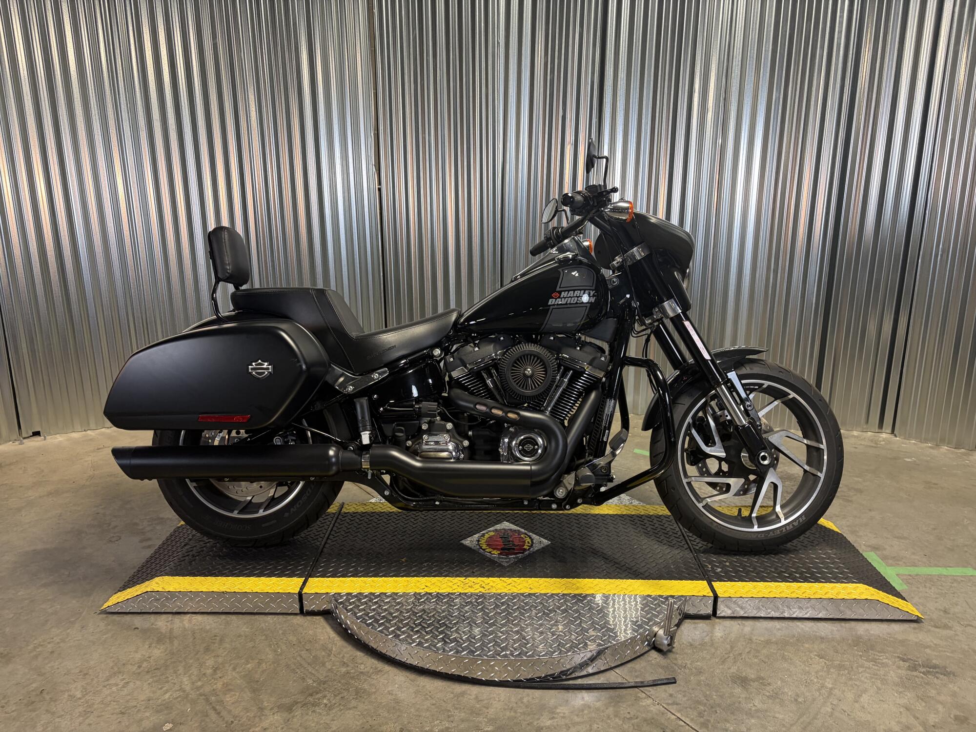 2021 Harley-Davidson® Sport Glide® Vivid Black