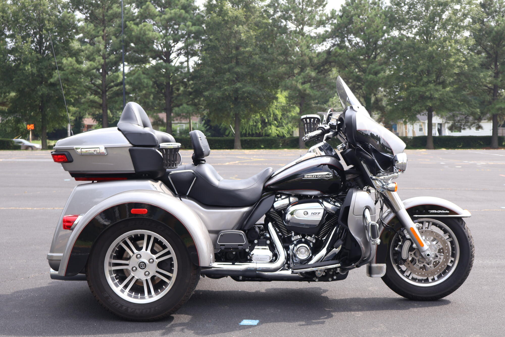 2017 Harley-Davidson® Tri Glide® Ultra Two-Tone Black Hills Gold/Black Quartz