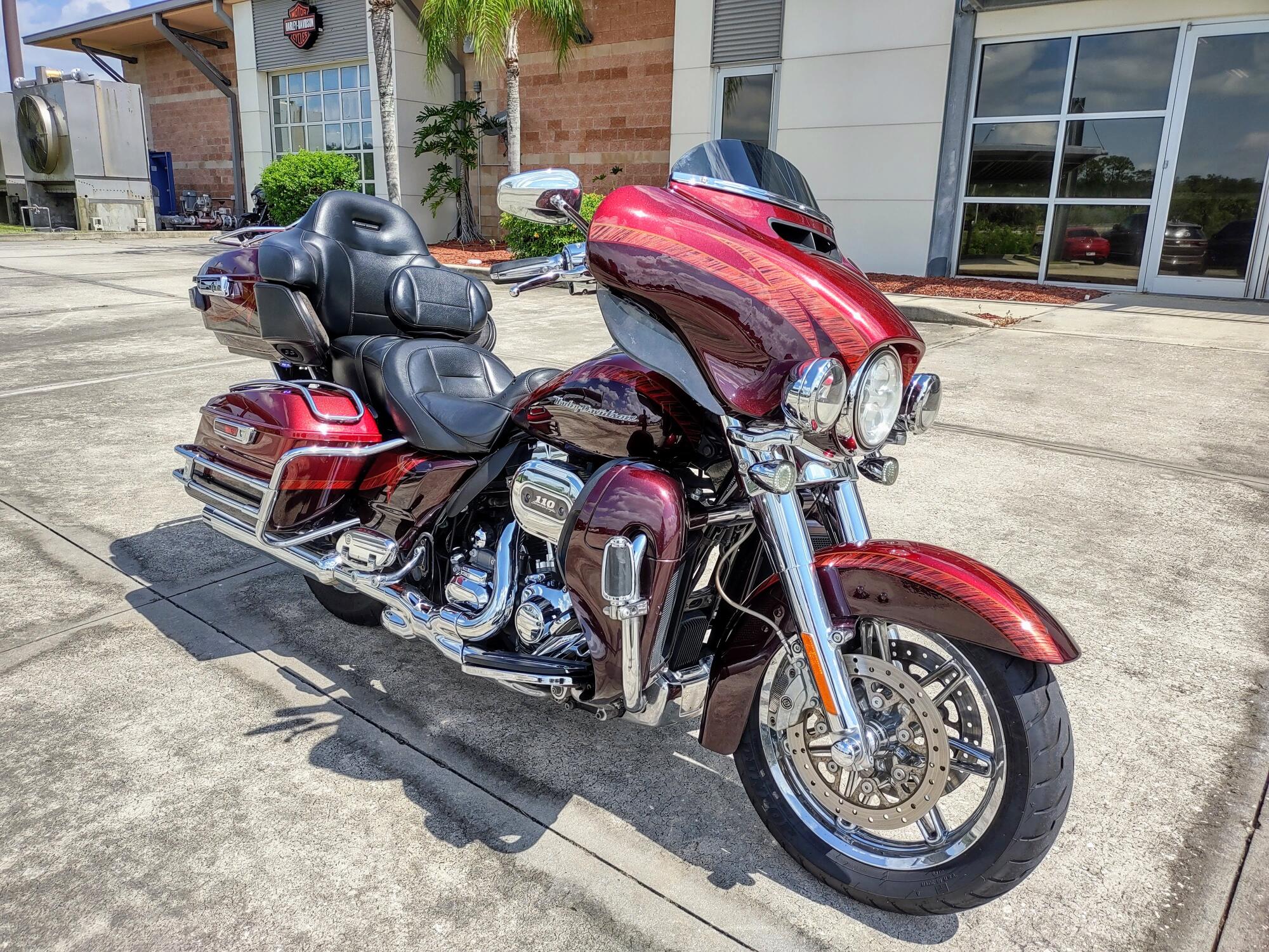 Harley-Davidson® CVO™ Electra Glide Ultra Limited® 2014