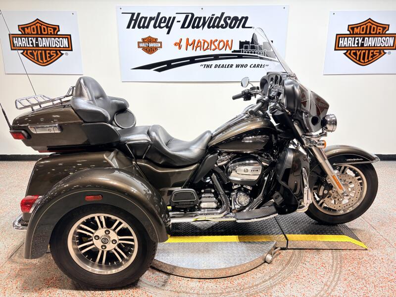 2020 FLHTCUTG Harley-Davidson® Tri Glide® Ultra River Rock Gray/Vivid Black