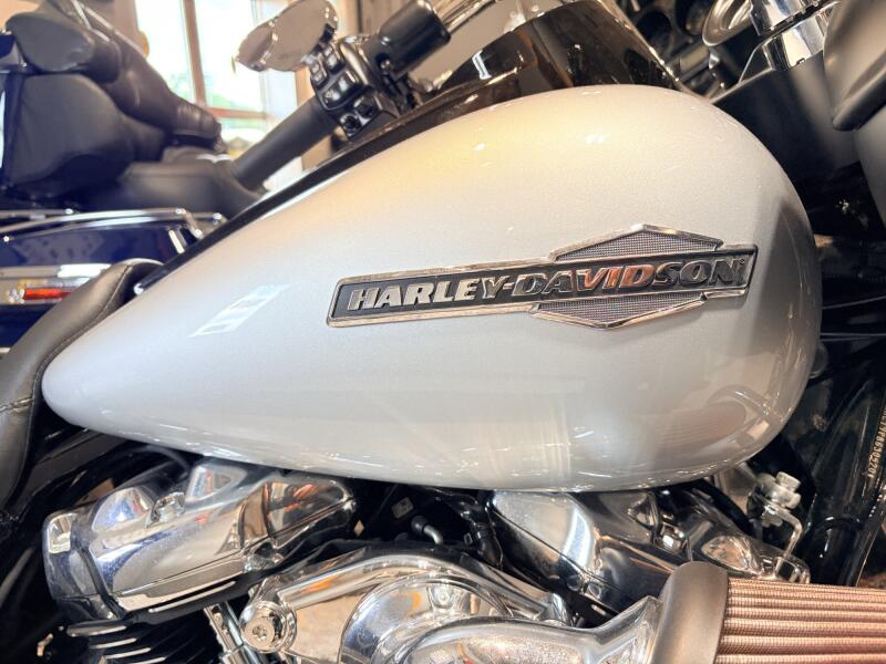 2023 FLTRX Harley-Davidson® Road Glide® Atlas Silver Metallic