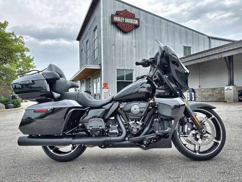 2025 Harley-Davidson® Street Glide® Ultra Vivid Black - Black Finish