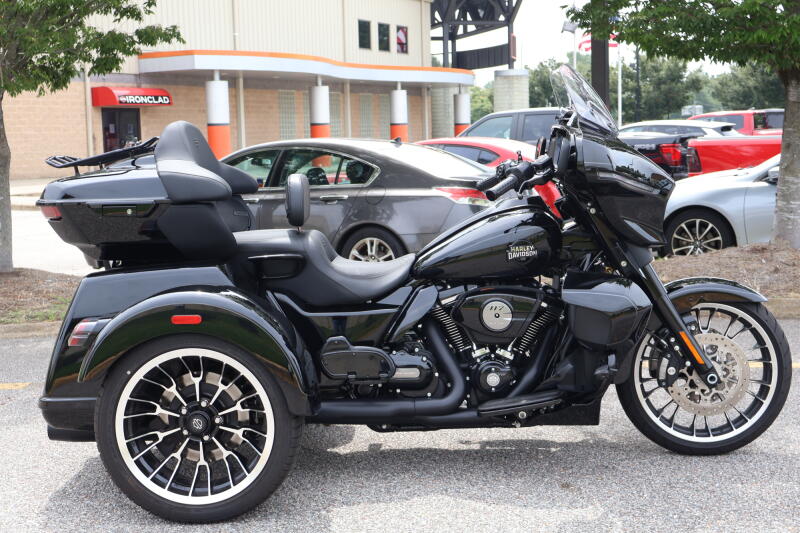 2026 Harley-Davidson® Street Glide 3 Limited Vivid Black Chrome Trim