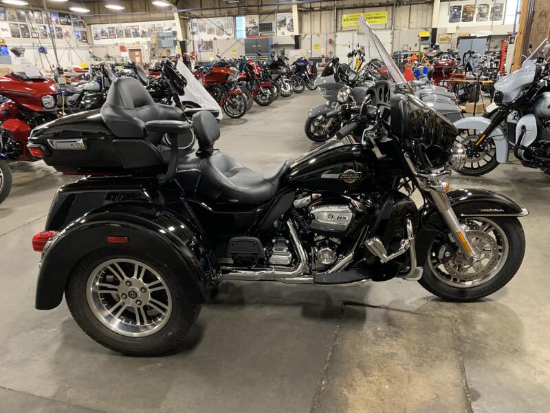 2023 Harley-Davidson® Tri Glide® Ultra Vivid Black