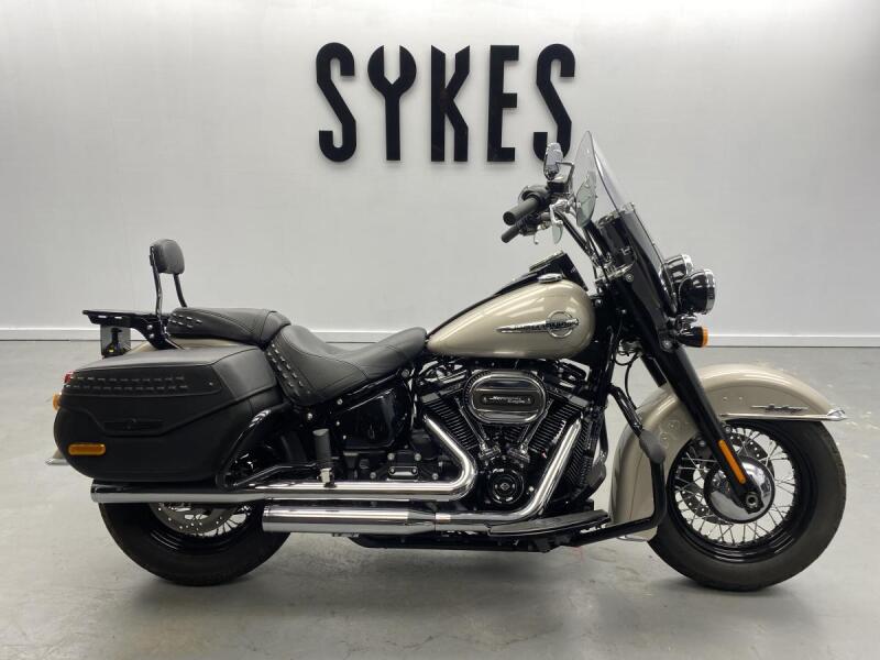 2018 Harley-Davidson FLHC Softail Heritage Classic in Silver Fortune