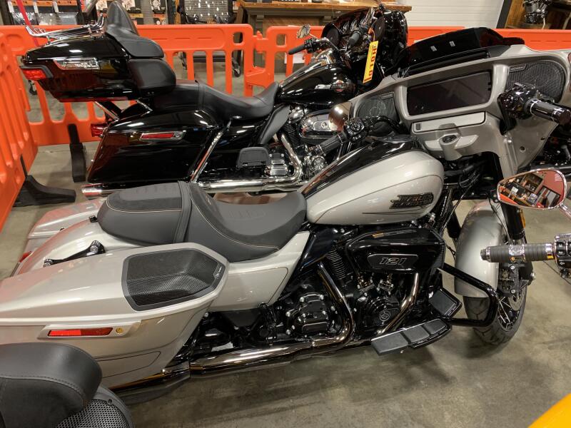 2023 Harley-Davidson® CVO™ Street Glide® Dark Platinum w/Pinstripe