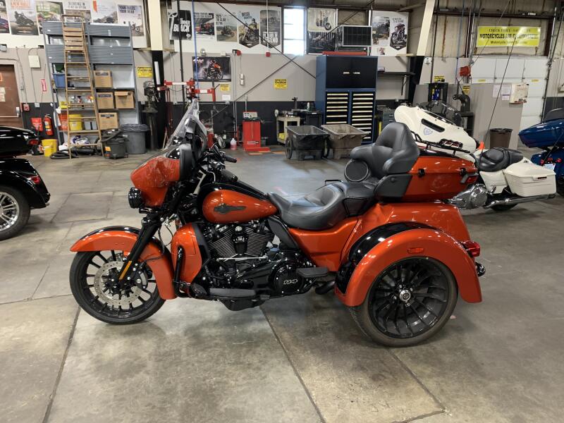 2025 Harley-Davidson® Tri Glide® Ultra Whiskey Fire / Vivid Black - Black Finish