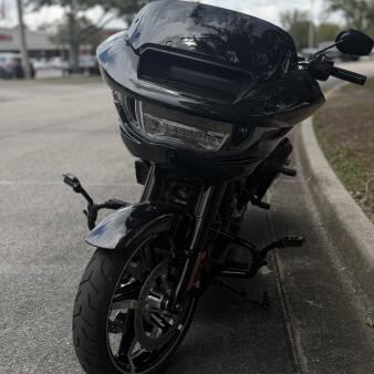 2024 Harley-Davidson® Road Glide® Vivid Black thumb 2